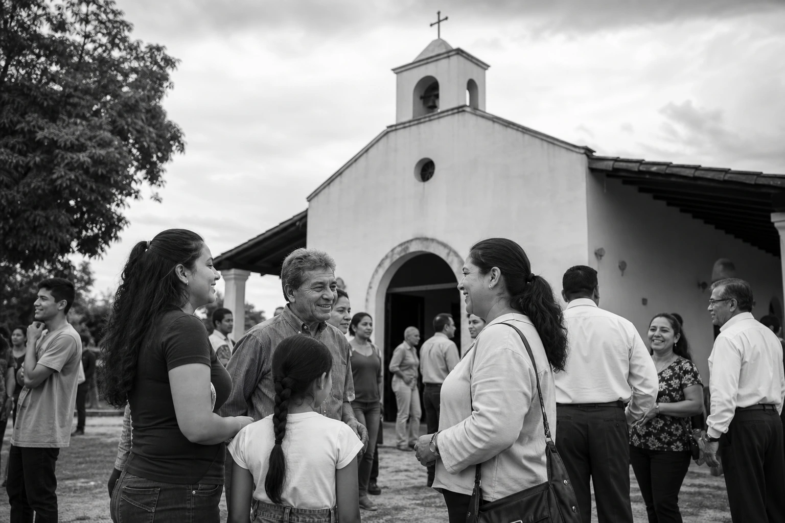 Comunidad reunida frente a una iglesia